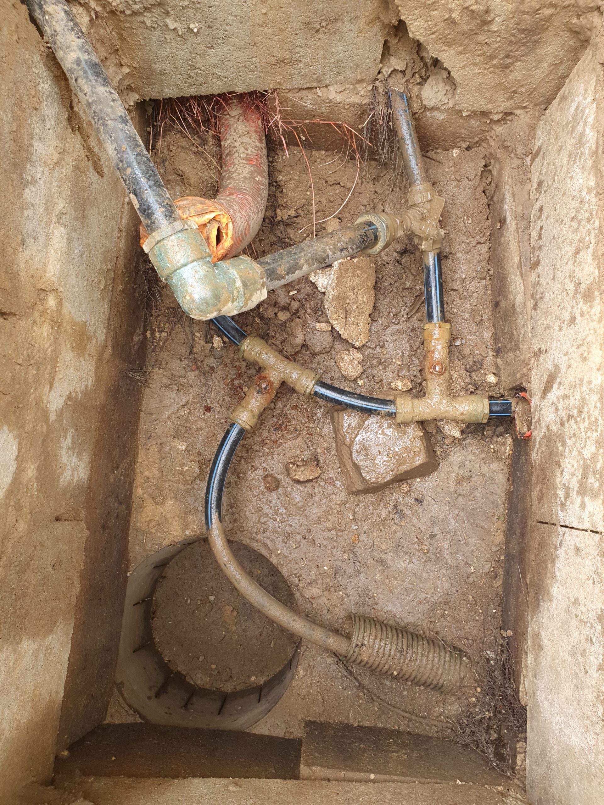 Remplacement vannes dans regard de visite - avant - à La Chapelle-Fortin (28)